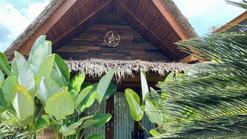 Phòng đôi phong cách cổ điển | Bàn, khu vực làm việc phù hợp cho laptop, bàn ủi/dụng cụ ủi quần áo