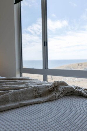 4 bedrooms, bed sheets