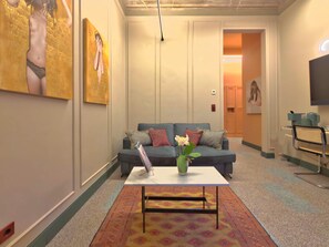 TV - Cinisca Suite Rose - Uniqueness in Bologna (Bologna)