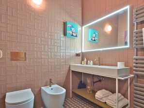 Douche, sèche-cheveux, serviettes fournies, shampoing
