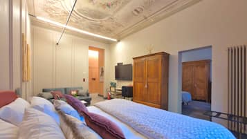 1 habitación, escritorio, tabla de planchar con plancha y wifi