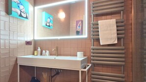 A modern bathroom with a white sink, a large mirror, and a towel rack. - Cinisca Suite Rose - Uniqueness in Bologna (Bologna)