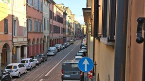 A cobblestone street lined with parked cars and colorful buildings. - Cinisca Suite Rose - Uniqueness in Bologna (Bologna)