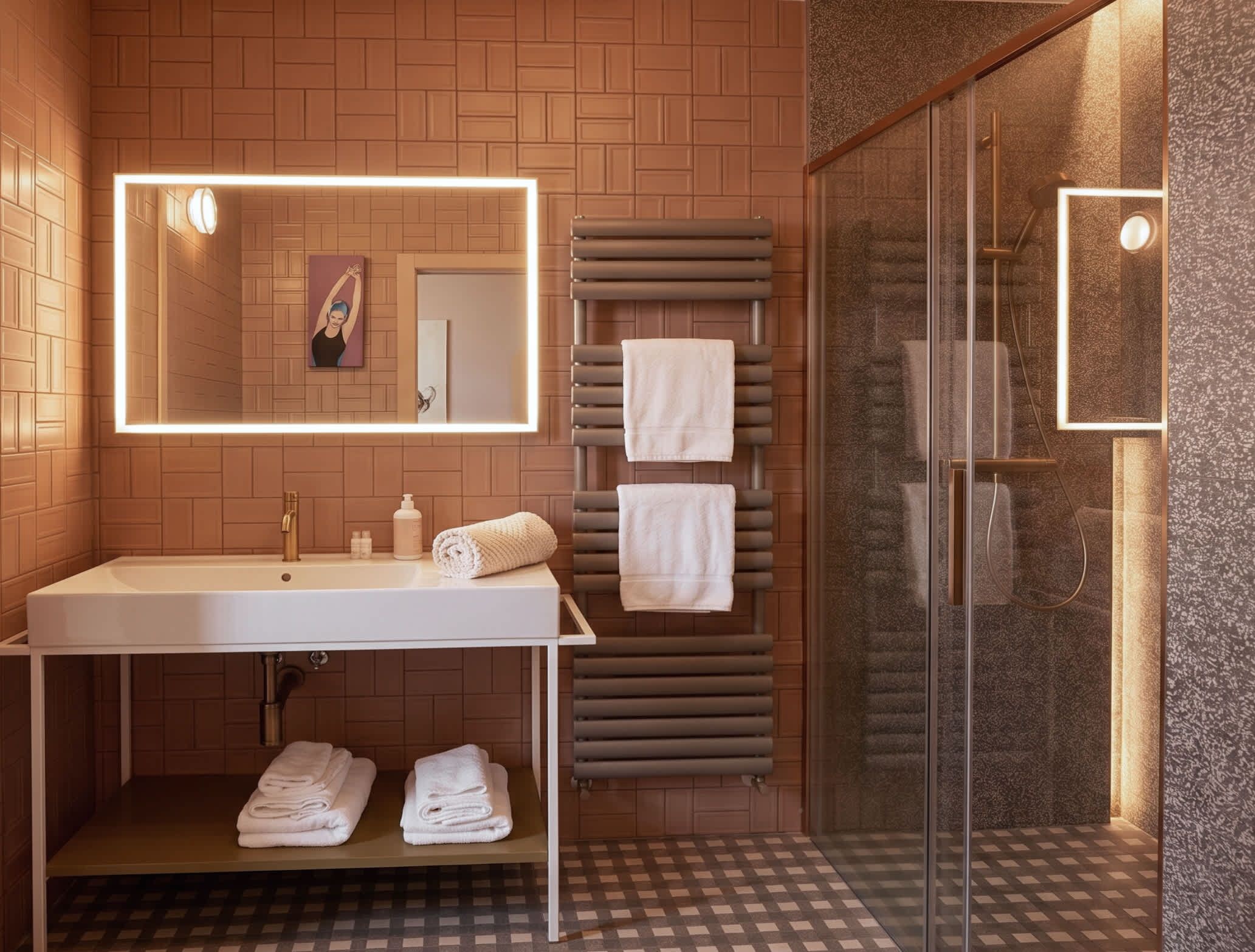 Une salle de bain moderne avec un grand miroir, un lavabo, un porte-serviettes et un espace douche.