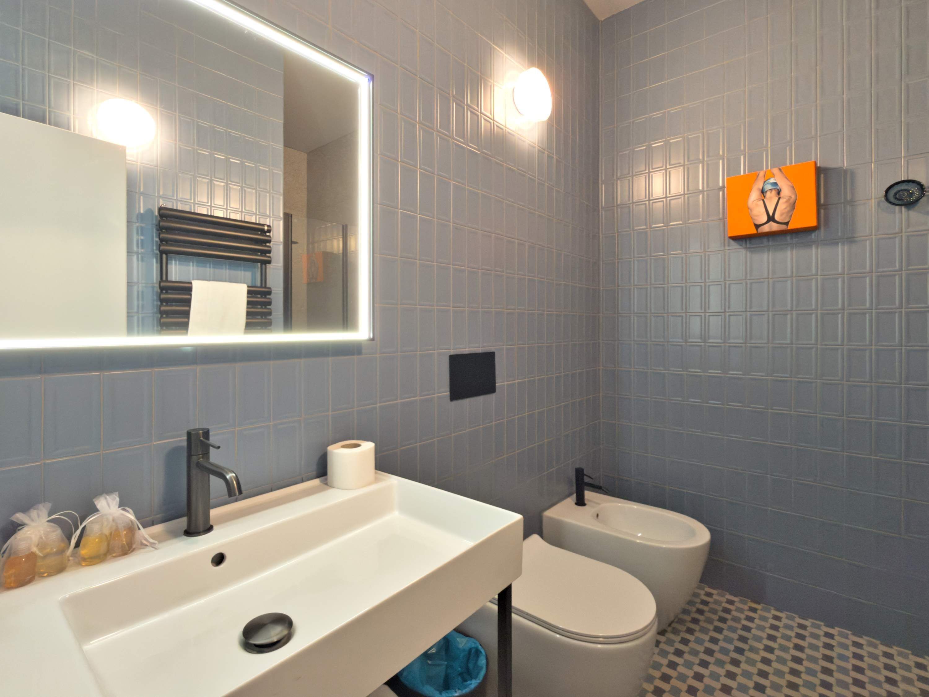 Een douche, een haardroger, handdoeken