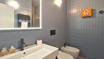 Een douche, een haardroger, handdoeken