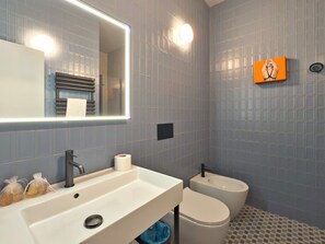 Een douche, een haardroger, handdoeken