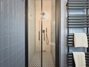 Douche, sèche-cheveux, serviettes fournies