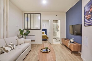 2 camere, una scrivania, ferro/asse da stiro, culla da viaggio