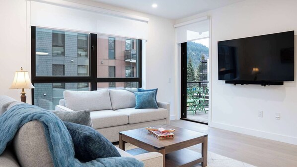 TV - Revelstoke - Bluebird- New condo! (Revelstoke)