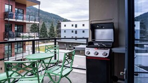 Outdoor dining - Revelstoke - Bluebird- New condo! (Revelstoke)