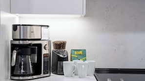Fridge, microwave, oven, stovetop - Revelstoke - Bluebird- New condo! (Revelstoke)