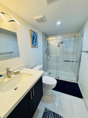 Dutxa, bidet, tovalloles i sabó 