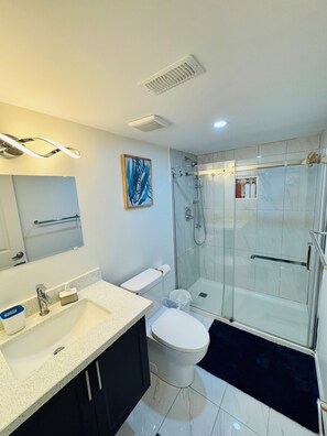 Douche, bidet, serviettes fournies, savon