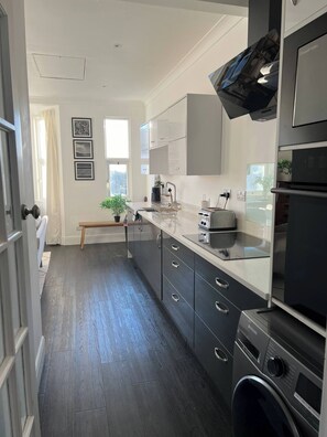 Private kitchen - Hill Grove 2 Bedroom Apartment (Leigh-on-Sea)