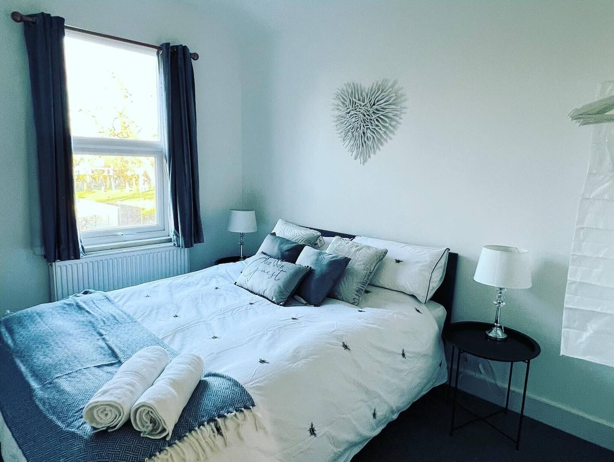 2 bedrooms, iron/ironing board, Internet, bed sheets