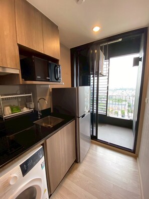 冷蔵庫、電子レンジ、オーブン、調理器具と食器