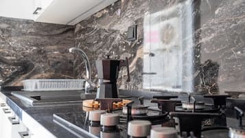 Kühlschrank, Ofen, Wasserkocher mit Kaffee-/Teezubehör