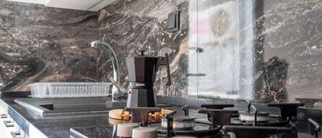 Réfrigérateur, four, cafetiÚre/bouilloire