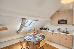 Coffee/tea maker, fridge, microwave, stovetop - Charming Triplex Le Marais/Beaubourg (Paris)