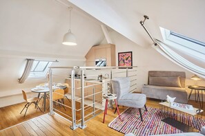 Smart TV, offices - Charming Triplex Le Marais/Beaubourg (Paris)