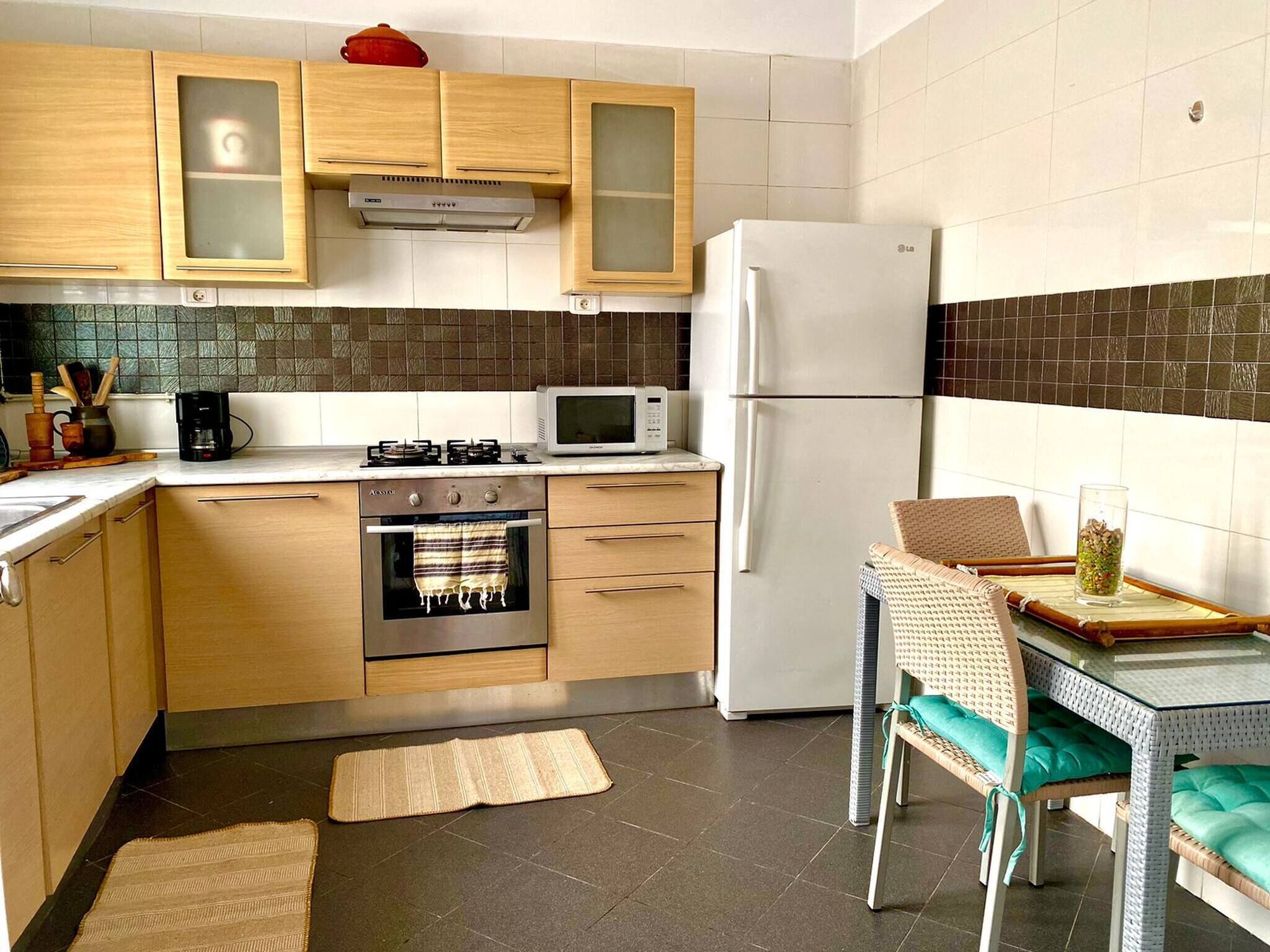 Réfrigérateur, micro-ondes, plaque de cuisson, cafetière/bouilloire