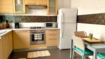 Réfrigérateur, micro-ondes, plaque de cuisson, cafetière/bouilloire