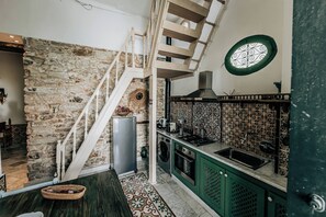 Réfrigérateur, micro-ondes, four, cafetière/bouilloire