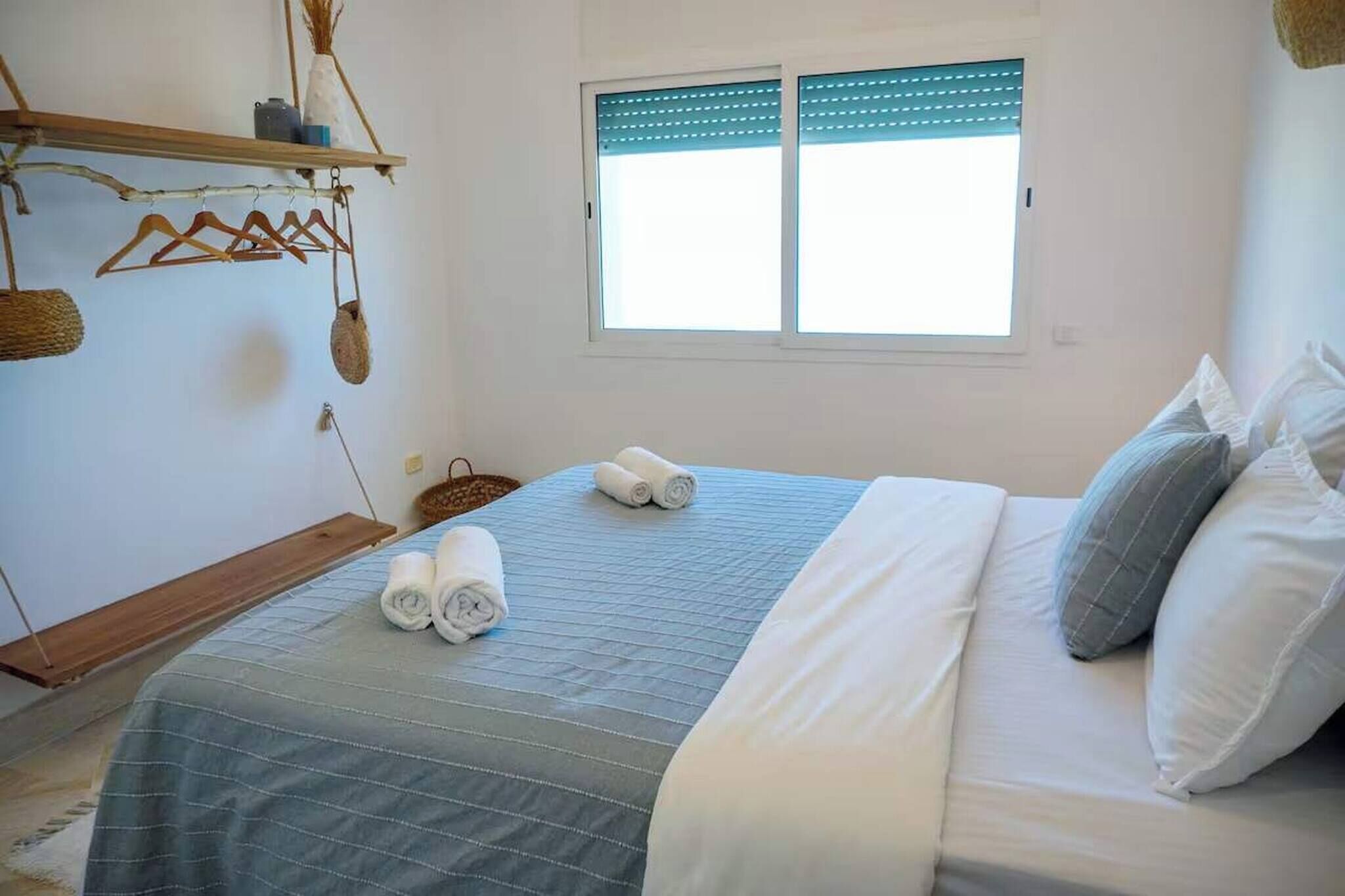 Iron/ironing board, internet, bed sheets