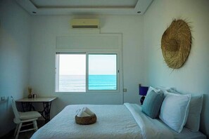 Tabla de planchar con plancha, internet y ropa de cama 