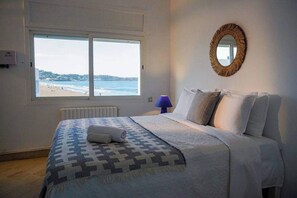 Tabla de planchar con plancha, internet y ropa de cama 