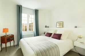 4 Schlafzimmer, Schreibtisch, Bügeleisen/Bügelbrett, Bettwäsche