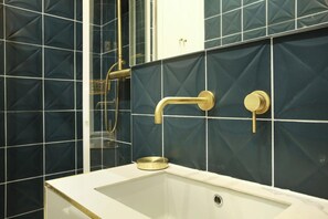 Shower, hair dryer, towels - Elegant Studio with AC Center of Paris - Opéra (Paris)