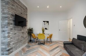 TV - Cobden 2 Bed Apartment (London)