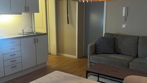 Una cucina moderna con mobili grigi e un tavolo da pranzo in legno.