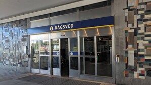 L'ingresso di un edificio con un cartello che riporta la scritta "RÄGSVED".