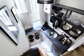 Fridge, microwave, stovetop, coffee/tea maker - Cozy Studio with Loft Bed - Center of Paris (Paris)