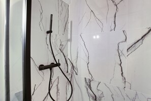Shower, hair dryer, towels - Cozy Studio with Loft Bed - Center of Paris (Paris)