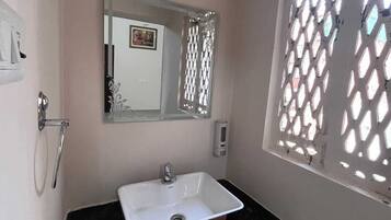 Serviettes fournies, savon, papier toilette