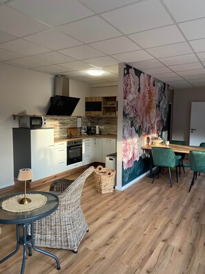 Kühlschrank, Mikrowelle, Ofen, Herdplatte