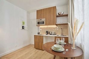 Wasserkocher mit Kaffee-/Teezubehör, Kühlschrank, Mikrowelle, Herdplatte