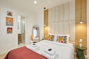 Desk, iron/ironing board, Internet, bed sheets - Luxury Suite in the Center of Paris (Paris)