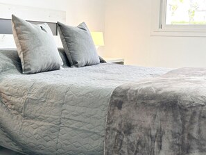 Iron/ironing board, WiFi, bed sheets - Holiday Home 'Calle Ruidera 116' with Shared Pool, Private Terrace and Wi-Fi (los balcones)