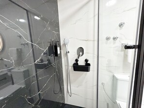 Shower, hair dryer, towels - Holiday Home 'Calle Ruidera 116' with Shared Pool, Private Terrace and Wi-Fi (los balcones)
