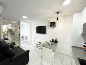 TV - Holiday Home 'Calle Ruidera 116' with Shared Pool, Private Terrace and Wi-Fi (los balcones)
