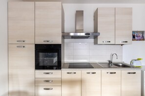 Four, plaque de cuisson, tables Ă manger