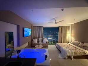 WiFi - City Lights Heaven with Jacuzzi & Cozy Lounge (Gurugram)
