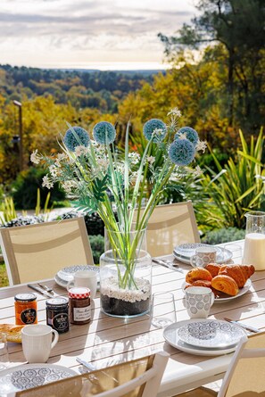 Outdoor dining - Le Roucasset – Pool & panoramic view (Tourrettes-sur-Loup)