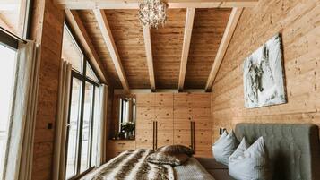 2 bedrooms, travel crib, free WiFi