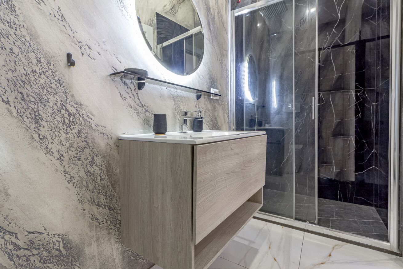 Shower, free toiletries, bidet, towels